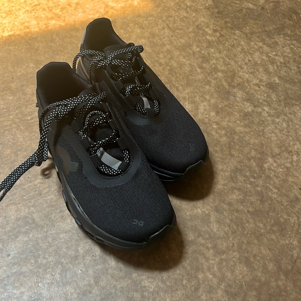 Brand NWOT on cloud monster women size 8 (feels like 7)